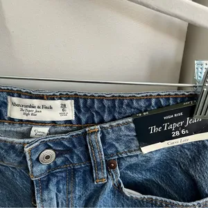 Abercrombie & Fitch Curve Love High Rise Taper Jean Size 28 Short NWT thumbnail 4