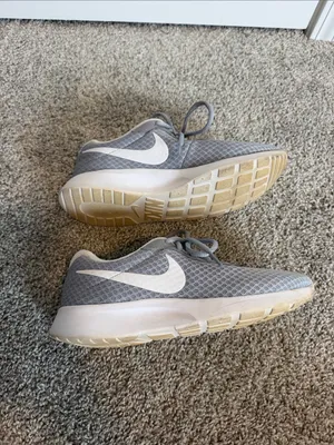 Nike Women’s Light Gray Mesh Sneakers thumbnail 5