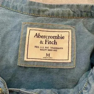 Abercrombie & Fitch Tie Front Quarter Button Long Sleeve Denim Blouse Size M thumbnail 10