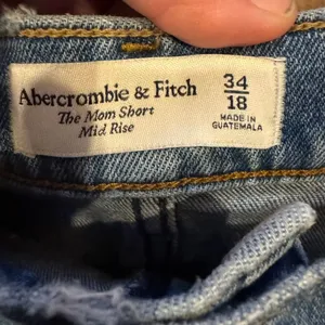 Abercrombie & Fitch The Mom Short Mid Rise Distressed Denim Shorts Size 34 thumbnail 4
