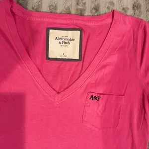 Abercrombie & Fitch‎ Y2K Womens Pink V-Neck Short Sleeve Pocket T-Shirt Size M thumbnail 3