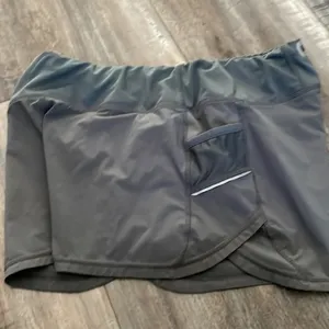 Athleta Running Free Gray Workout Shorts Size Large thumbnail 4