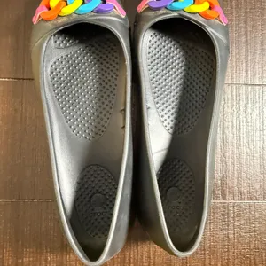 Crocs Gianna Flat Shoes Women 7 Black Rainbow Chainlink Accent Slip On Comfort thumbnail 6