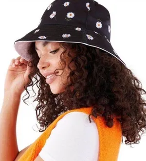 Alice+ Olivia NWT Reversible Bucket Hat Daisys & White 90s, Y2K thumbnail 1