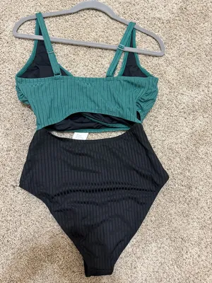 Cupshe Ribbed Cutout One Piece Swimsuit NWT Size M thumbnail 4