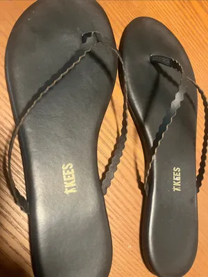 TKEES Black Leather Scalloped Thong Sandals, Size 9 thumbnail 5
