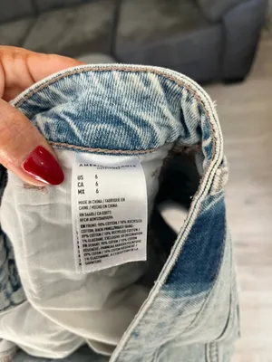 Women’s American Eagle distressed mom Jean shorts size 6 thumbnail 4