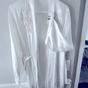 Linea Donatella Robe NWT White Sonya Embellished Satin Bridal Wrap Robe S thumbnail 5