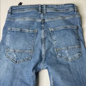Zara Light Blue Distressed Ankle Jeans thumbnail 4