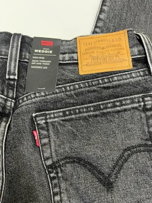 NWT Levi's Black Wedgie High Rise Jeans size 28 thumbnail 9