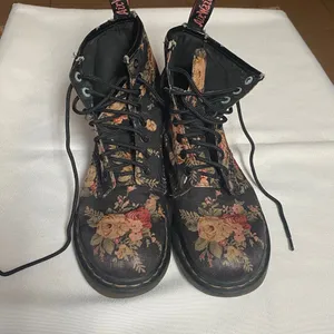 Dr.Martens 11821 Retired Vintage Victorian Rose Floral Combat Boots Retired W7 thumbnail 8