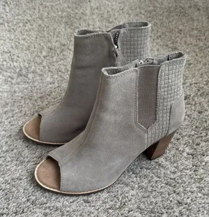Tom's Women's Peep Toe‎ Suede Beige / Griege Block Heel Bootie Sandal Size 6 thumbnail 1