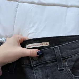 Levis Black Womens Size W30 L27 High Waisted Mom Jeans Gothic Grunge Vampire‎ thumbnail 6