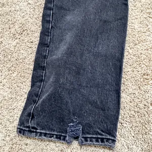 Abercrombie Curve Love 90s Straight Ultra High Rise 29/8 Ripped Black Jeans thumbnail 11