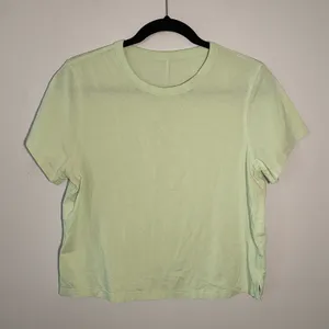 Lululemon Large Mint Green Cropped Short Sleeve Shirt Athleisure Women's size 10 thumbnail 2