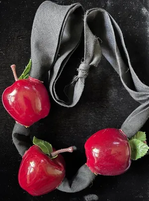 Vintage 80s 90s Teacher Apple Necklace Red Paper Mache Black Vintage 1980s-199 thumbnail 1