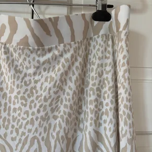 Chico’s Size 2 White‎ Tan Animal Print Maxi Skirt Slit Pull On Chicos Size Large thumbnail 11