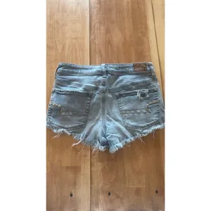 American Eagle Low Rise Shortie Distressed Jean Shorts Light Wash Womens size 6 thumbnail 3
