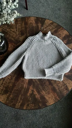 H&M Sweater thumbnail 2
