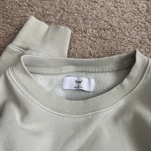Aritzia TNA crewneck  thumbnail 3