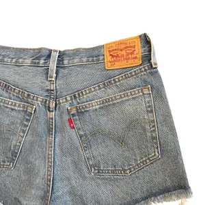 Levi 501 Button-Fly Denim Shorts Women’s Size 27 thumbnail 4