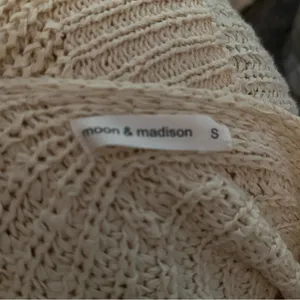 Moon & Madison V neck buttoned cardigan sweater thumbnail 5