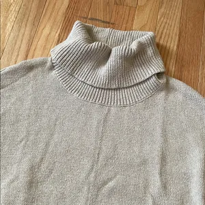 Old Navy Women's Light Gray Turtleneck Sweater thumbnail 2