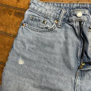 H&M &Denim Jeans Size 4 Blue‎ Pants Loose Mom Light Distressed Denim thumbnail 3