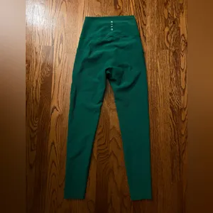 Wilo the Label Green Ribbed High Rise 7/8 Leggings thumbnail 3