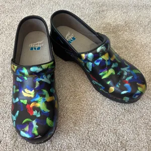 Dansko LT Pro Clogs Plume Patent Leather Feather Pattern Nurse Comfort Platform thumbnail 1