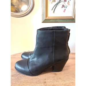 GRAY Sandy Black Leather Cap Toe Ankle Boots Back Zip Block Heel Minimalist 8.5M thumbnail 4