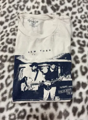 Brandy melville t shirt thumbnail 1