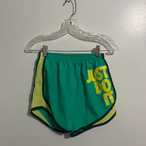 Nike Shorts Women’s Tempo thumbnail 2