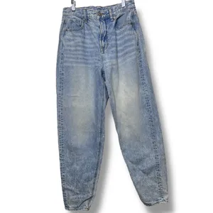 American Eagle Relaxed Mom Jeans Light Wash Size 4 Long thumbnail 2