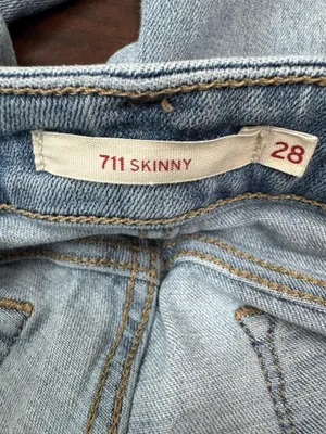 Levi’s 711 Skinny Jeans Size 28 thumbnail 5