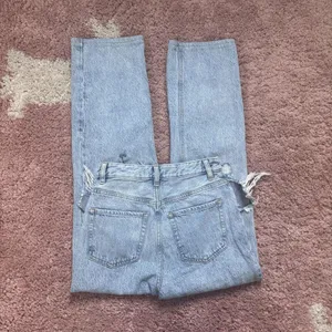 Pacsun 90s Boyfriend Jeans Womens 26 (actual 25x29) Blue Denim Distressed Zip thumbnail 3