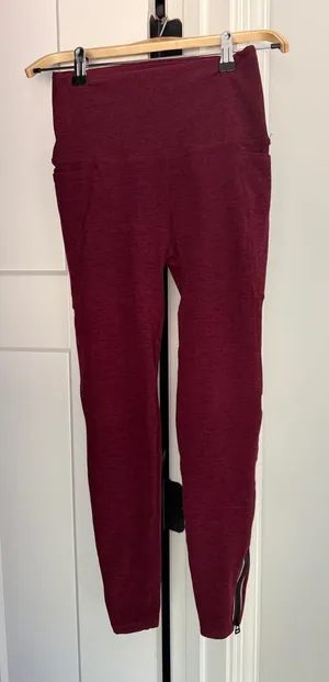 Beyond Yoga Spacedye midi Red Wine Leggings ankle Side Zipper thumbnail 1