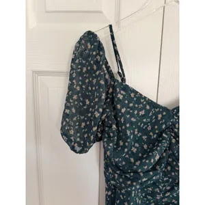 WAYF Nyla Floral Ruched Midi Dress Pine Green Ditsy Floral Puff Sleeve Romantic thumbnail 4