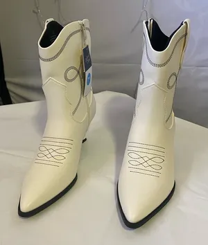 Stylish White Western Boots Size 7.5 thumbnail 1