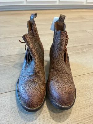 NEW Circle G Women’s Brown Embossed Engraved Lace Round Toe Ankle Boot Size 7.5 thumbnail 4