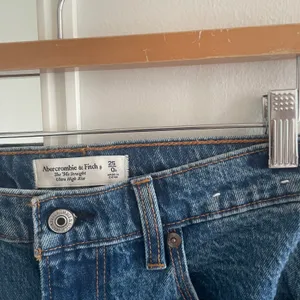 Abercrombie NWOT Medium Wash The 90’s Straight Ultra High Rise Jeans thumbnail 2