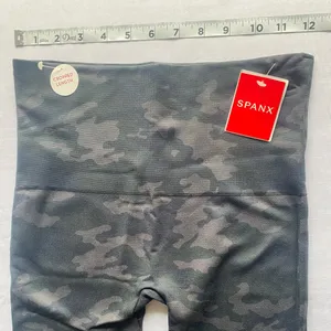 Spanx Seamless Women’s Black Camo Cropped Length LeggingsSize‎ M thumbnail 6