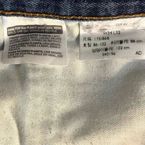 Levi’s 505 Denim Waist: 34, Inseam: 30 inches thumbnail 11