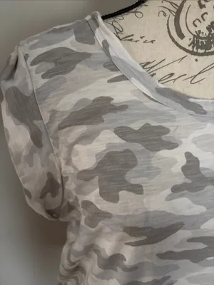 Banana Republic XL Gray & White Camo Short Sleeve Tee thumbnail 2