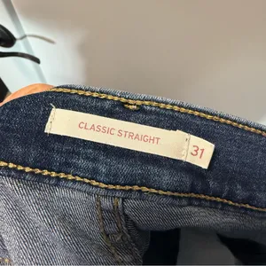 Levis Classic Straight Jean Dark Wash Mid‎ Rise 31x28 PETITE thumbnail 5