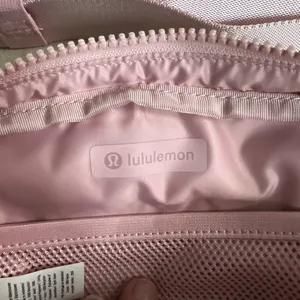 Lululemon Everywhere Belt Bag Large 2L Pink NWT 🌸🎀✨ thumbnail 4