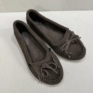 Minnetonka Moccasin‎ Shoes Womens 7 38 Gray Suede Slip On Bow Comfort Flat 401T thumbnail 2