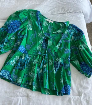 Women’s Green Floral Tie-Front Peplum Top thumbnail 1