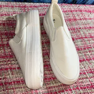 H&M Size 8 White Slip On Shoes thumbnail 7