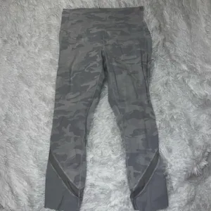 Lululemon Wunder Under with Scallop Trim and Mesh White Camouflage size 12 thumbnail 2